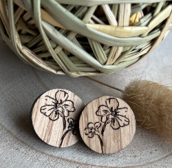 Bild von Runde Ohrstecker Ø 20mm Ohrstecker aus Eichen-Holz, mit Blumenmuster, moderner Ohrschmuck, Geschenk für Freundin, Echtholz Ohrstecker als Hochzeit oder Trachtenschmuck